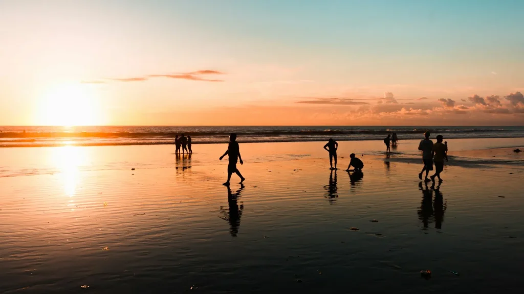 Naplemente a strandon, Bali nyugati partján