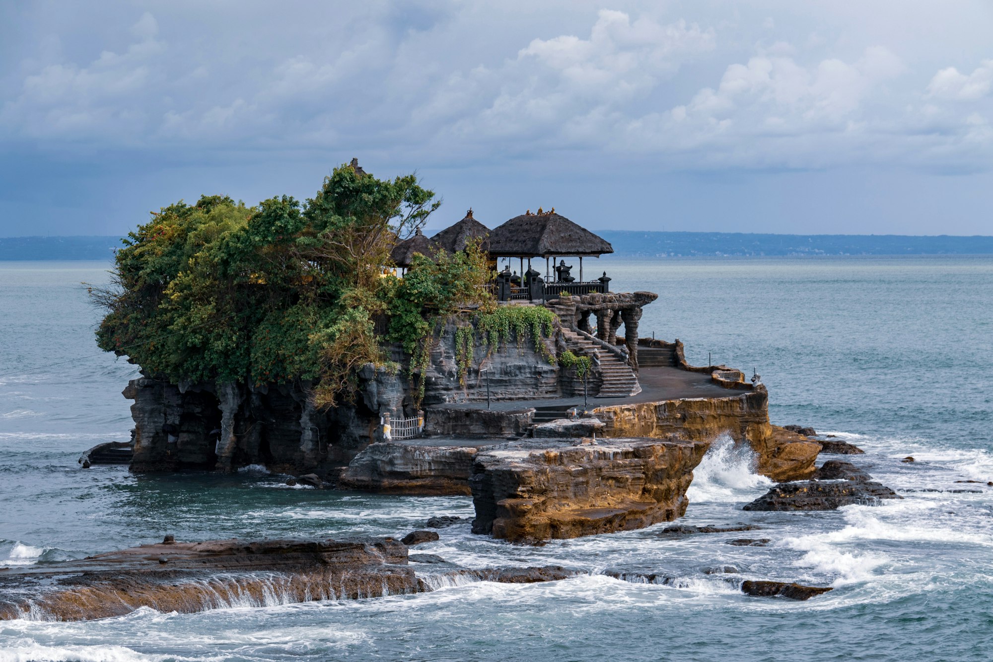 A tengerből kiemelkedő sziklán álló Tanah Lot templom, Bali