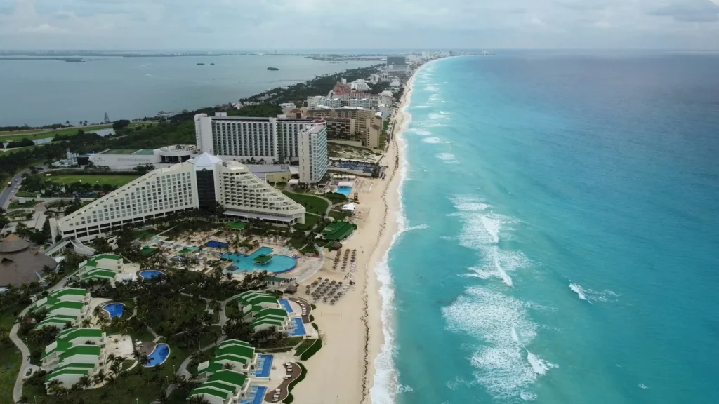 Szállodák és strand a cancúni szállodazónában felülről