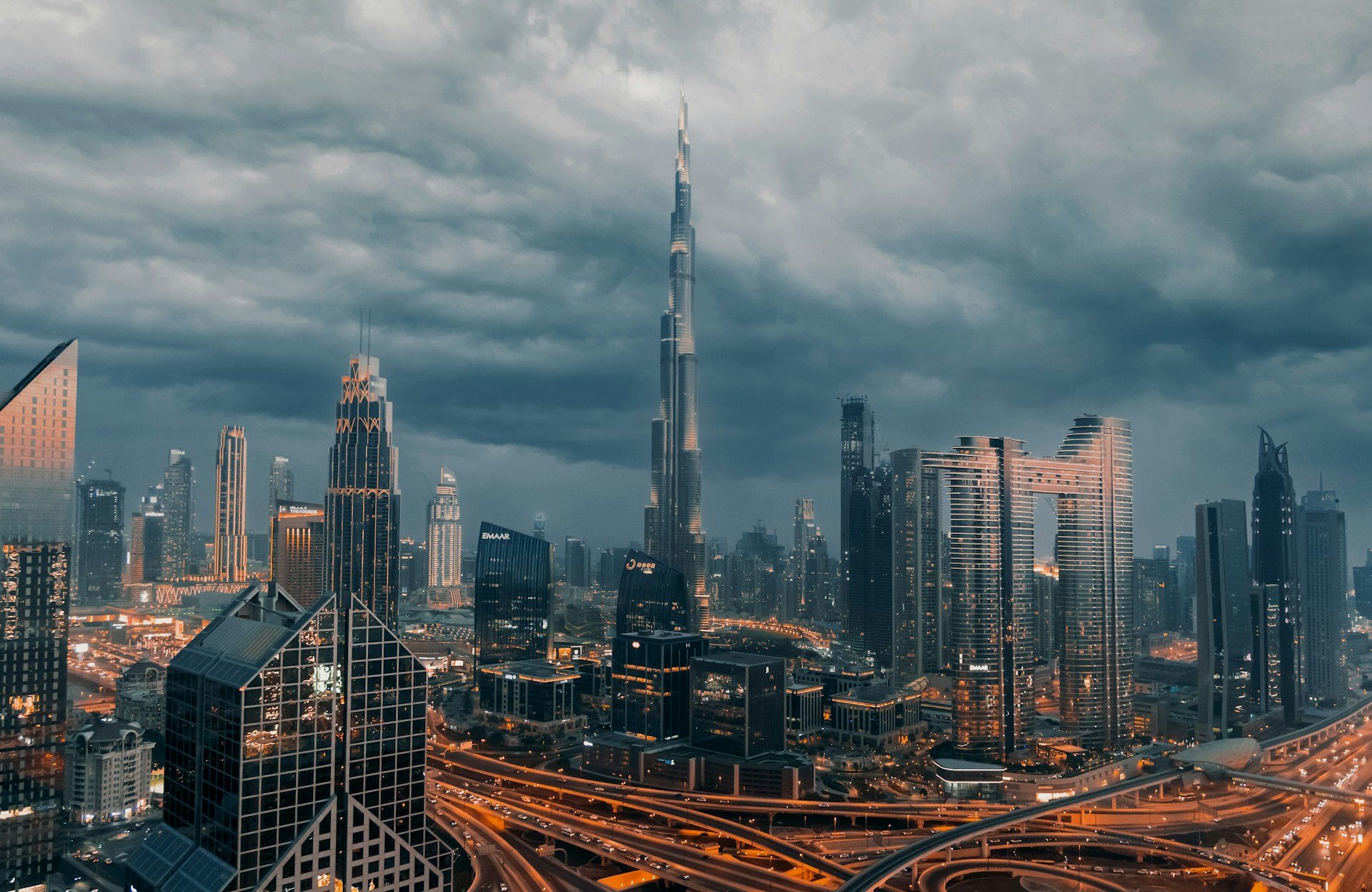 A Burj Khalifa és a downtowni felhőkarcolók viharfelhős ég alatt, előtérben a Sheikh Zayed Road csomópontja, Dubai