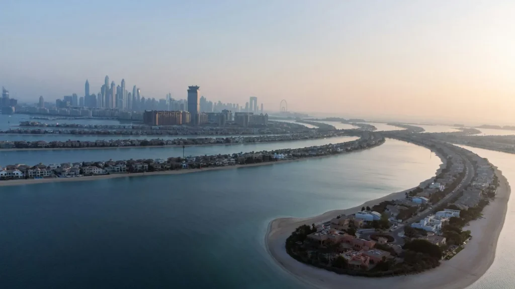 A Palm Jumeirah egyik ága, háttérben Dubai Marina felhőkarcolói