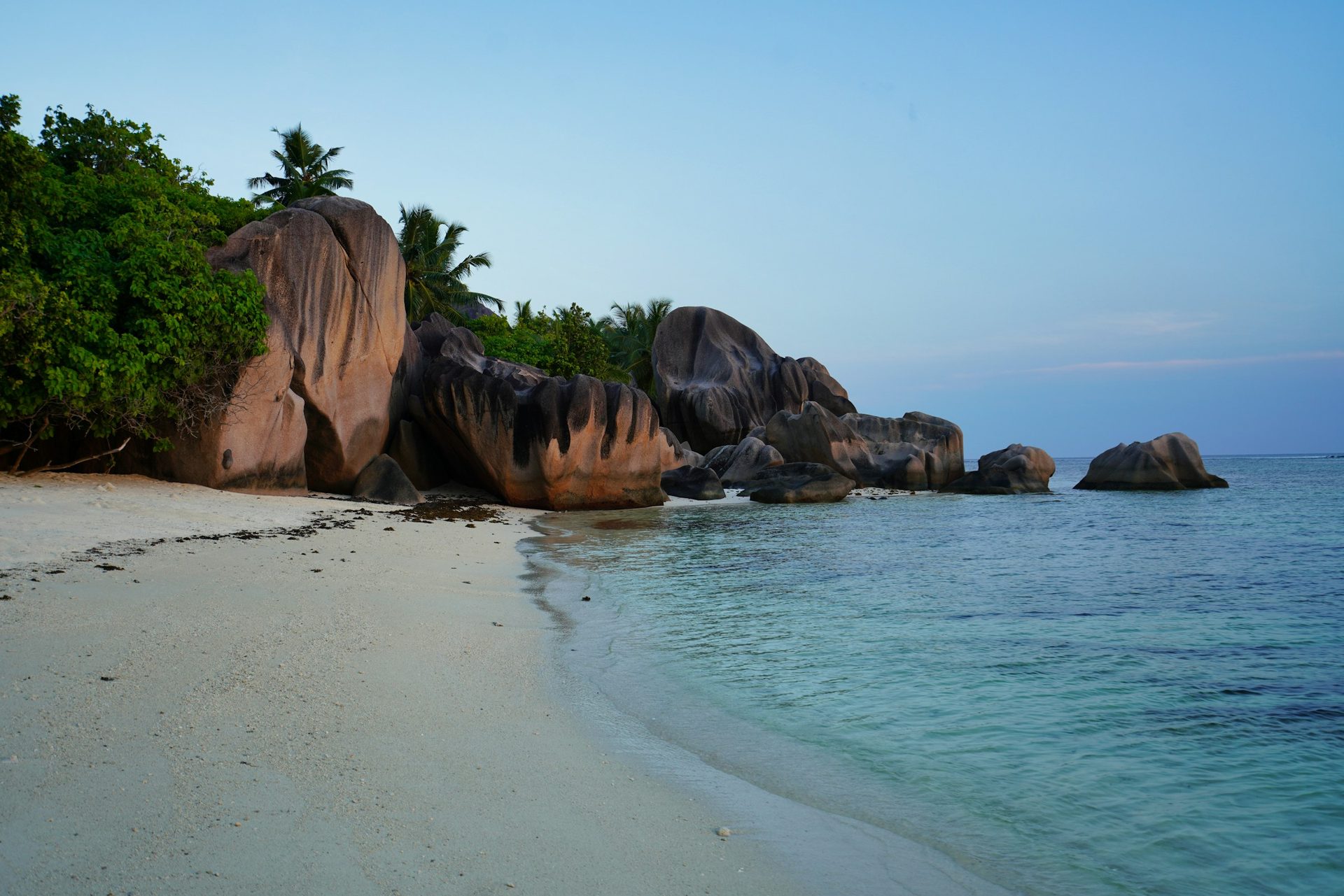 Gránitsziklák, fehér homok és türkiz víz az Anse Source d'Argent strandon, La Digue szigetén, Seychelle-szigetek