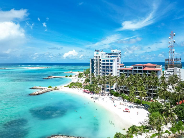 Maafushi szigete felülről: guesthouse-hotelek, bikinistrand és türkiz lagúna a Maldív-szigeteken