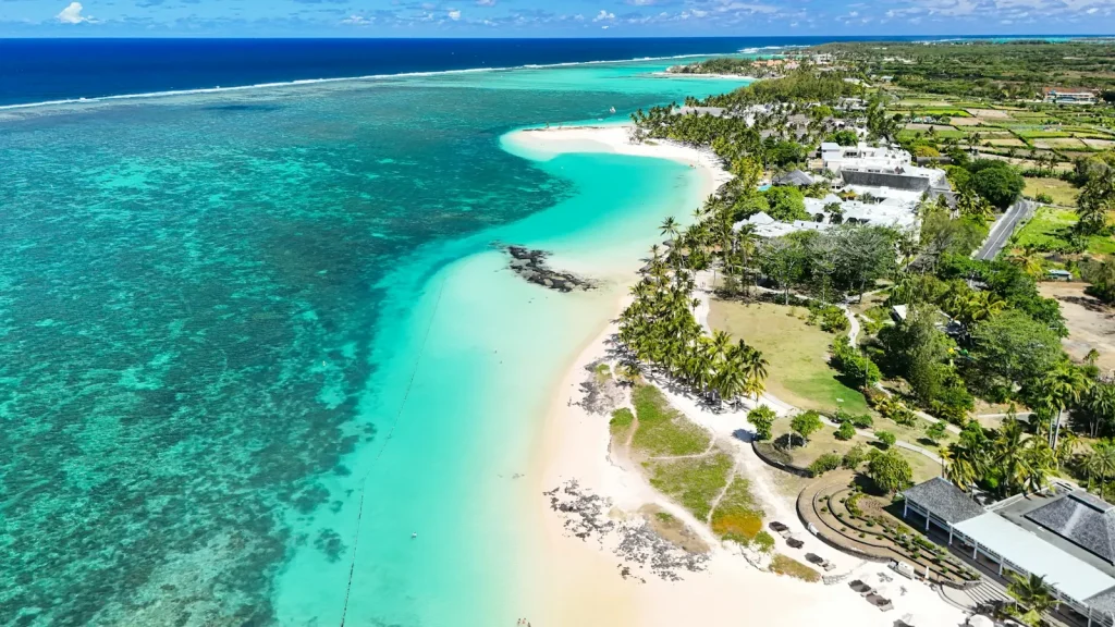 Fehér homokos part és lagúna felülről, Mauritius
