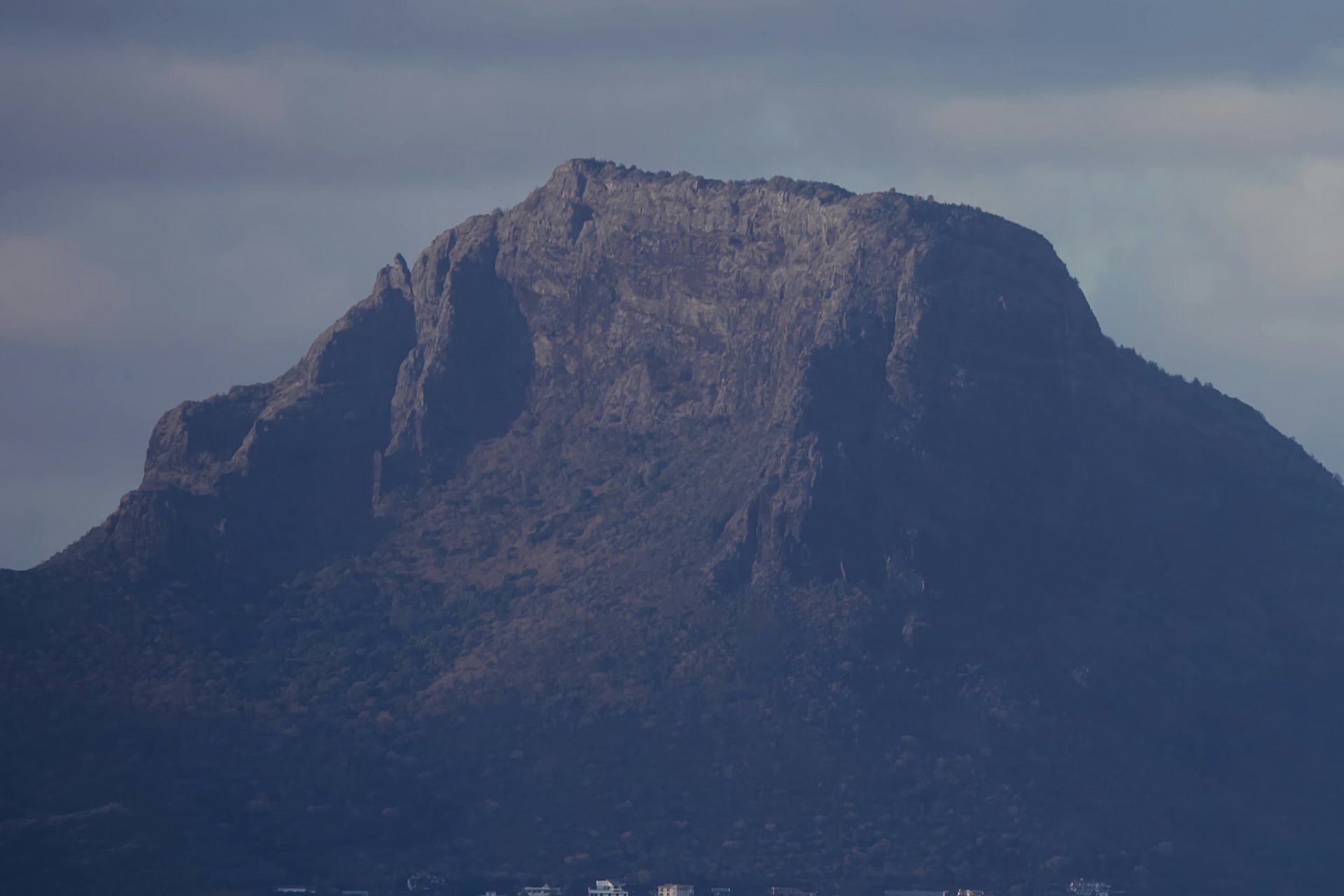 A Le Morne Brabant sziklás csúcsa felhős ég alatt, Mauritius délnyugati csücskén