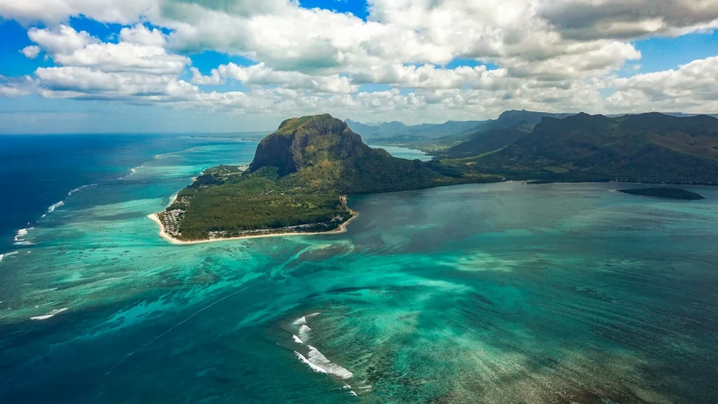 A Le Morne Brabant hegy a korallzátony mögött, Mauritius