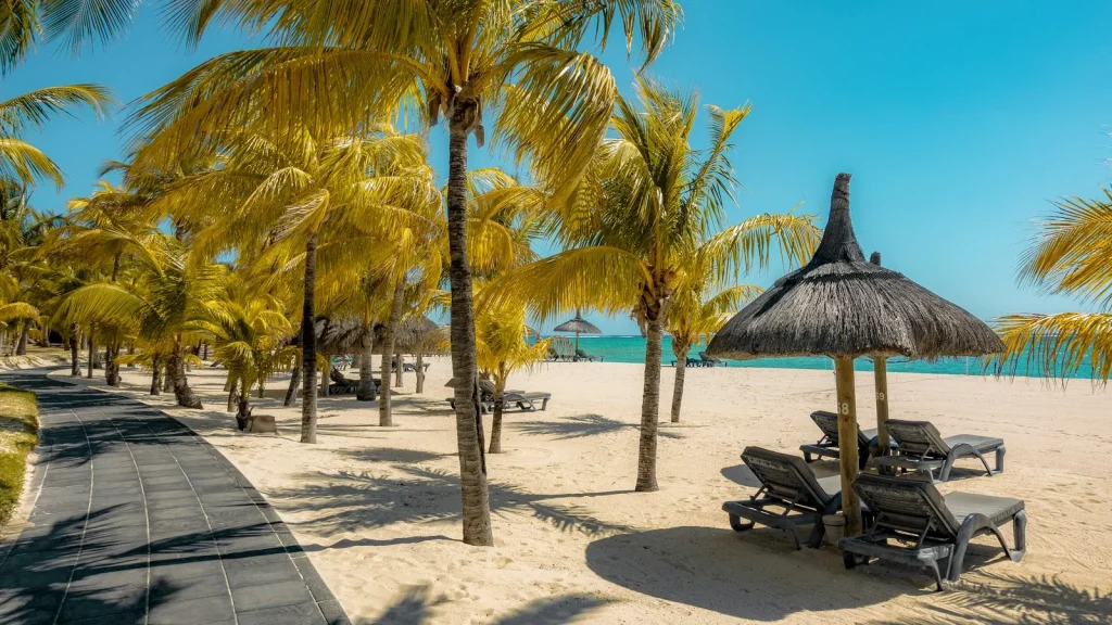 Pálmafás szállodai strand napágyakkal, Mauritius