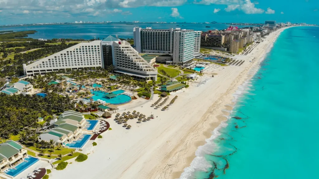 Szállodák és strand felülről, Cancún, Mexikó