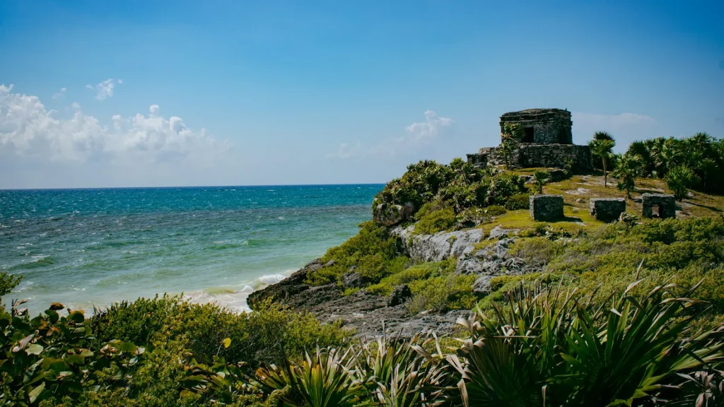 Maja romok a tengerparti sziklán, Tulum, Mexikó
