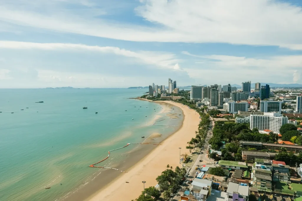 Pattaya homokos partja és szállodái felülről, Thaiföld