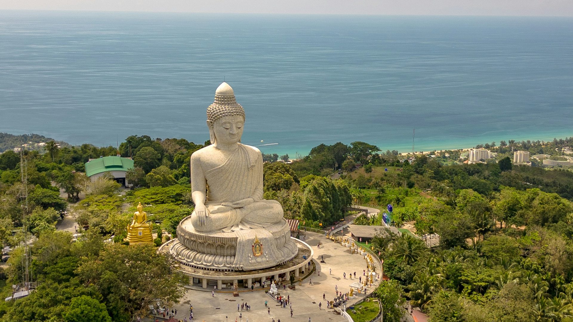 A phuketi Big Buddha fehér márványszobra a Nakkerd-dombon, mögötte a Kata-part és az Andamán-tenger