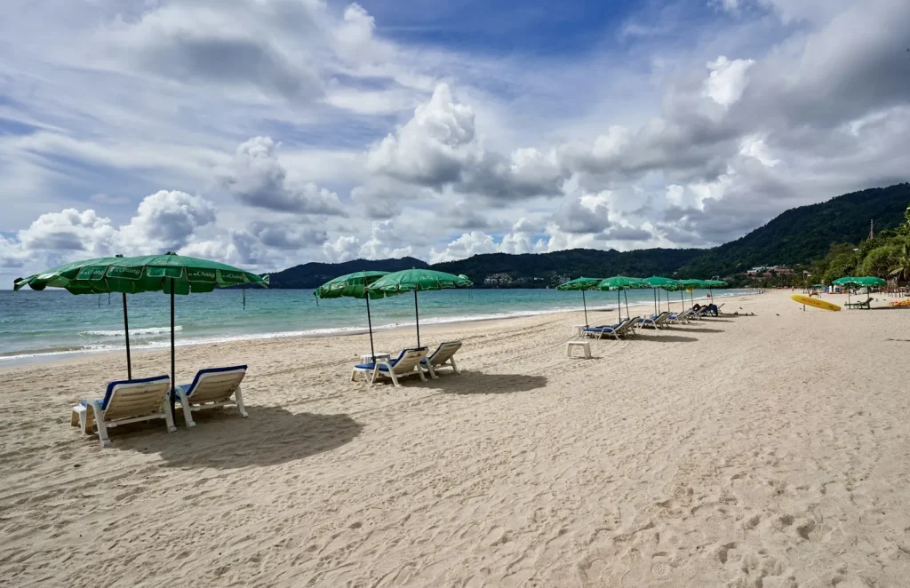 Napernyők és napágyak a Patong strandon, Phuket