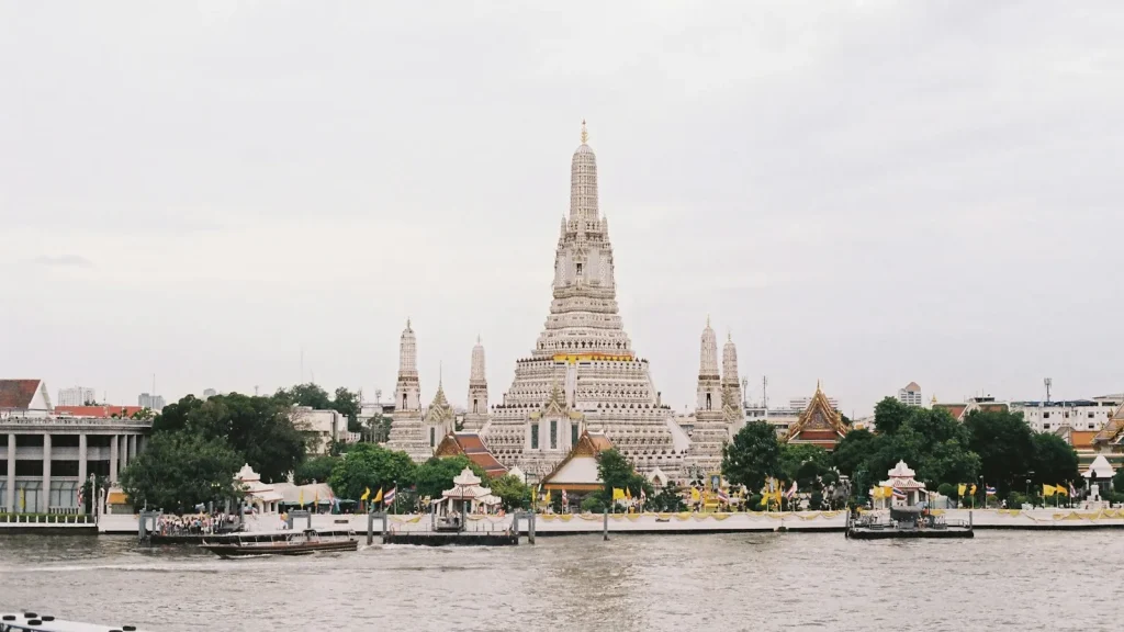 A Wat Arun templom a Chao Phraya folyó partján, Bangkok