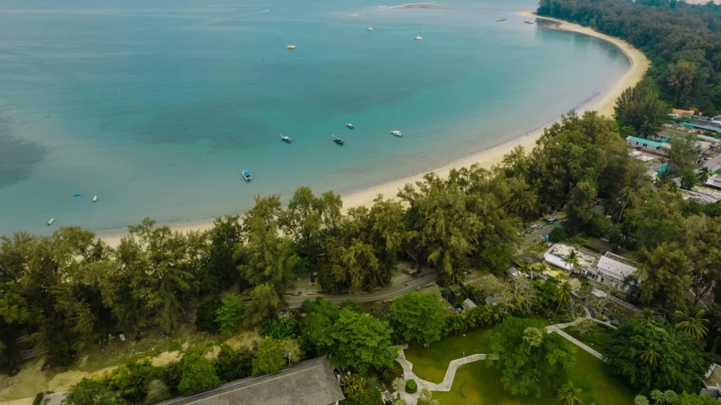 Öböl homokos parttal felülről, Phuket, Thaiföld