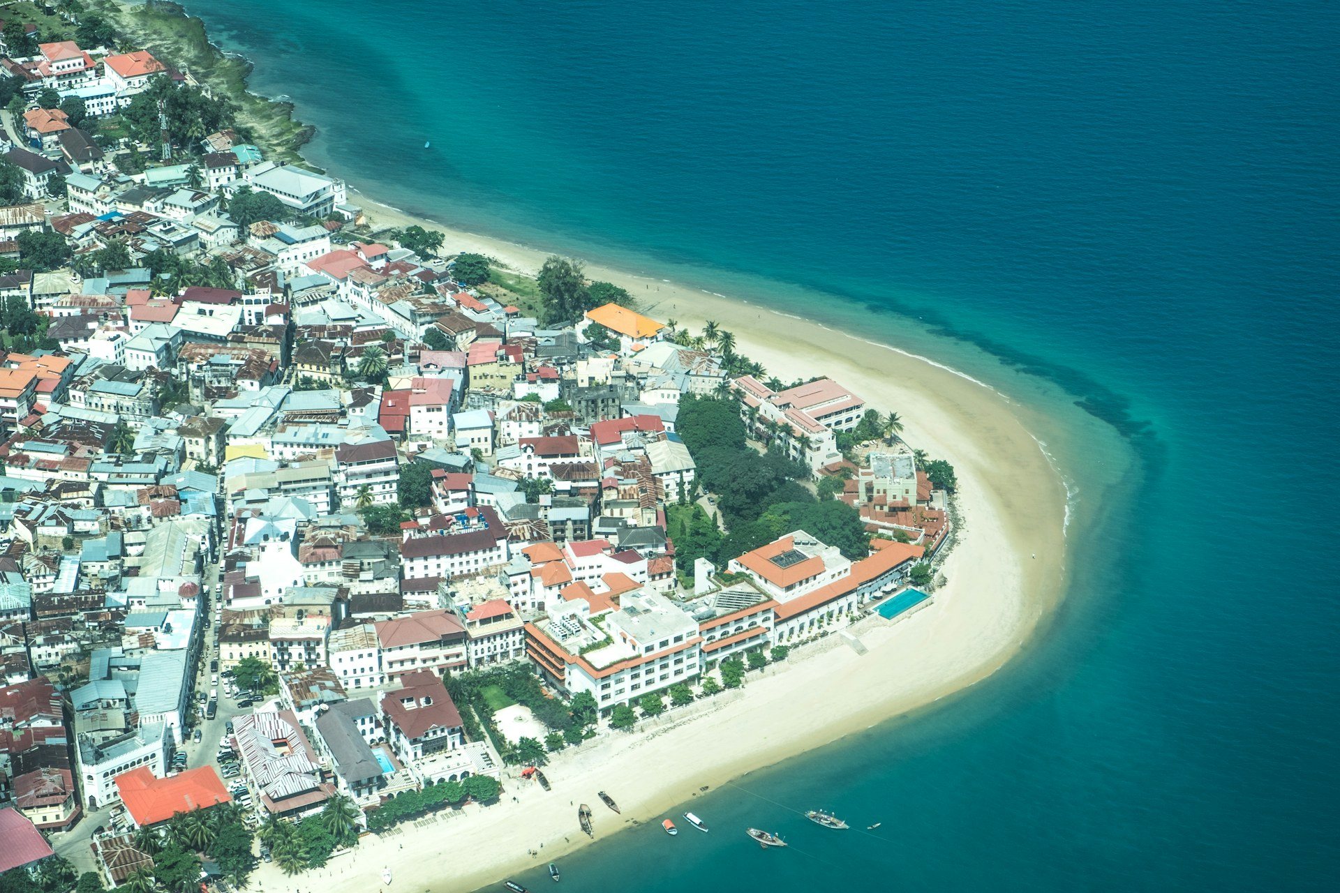 Stone Town háztetői és homokos partja madártávlatból, Zanzibár