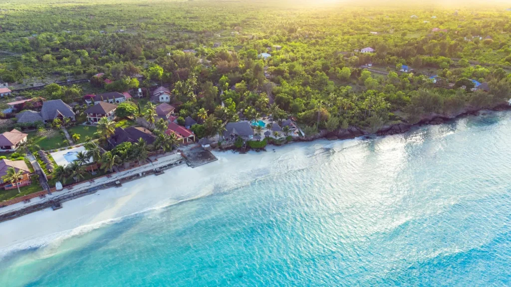 Szállodák a part mentén felülről, Zanzibár