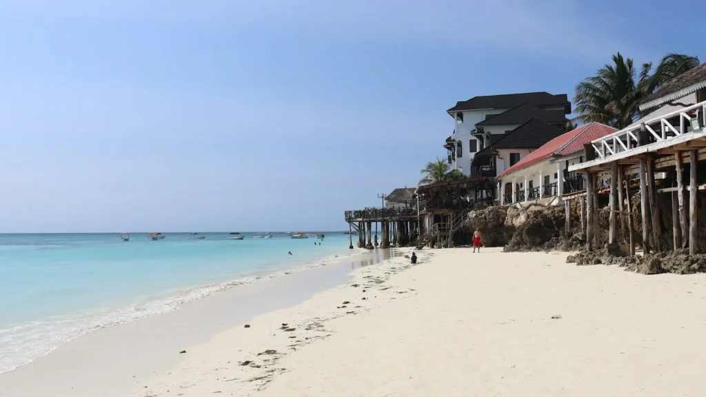 Fehér homokos strand szállodákkal, Zanzibár