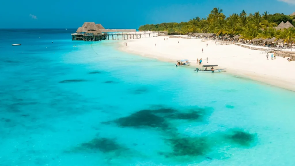Fehér homokos strand stéggel és türkiz tengerrel, Zanzibár
